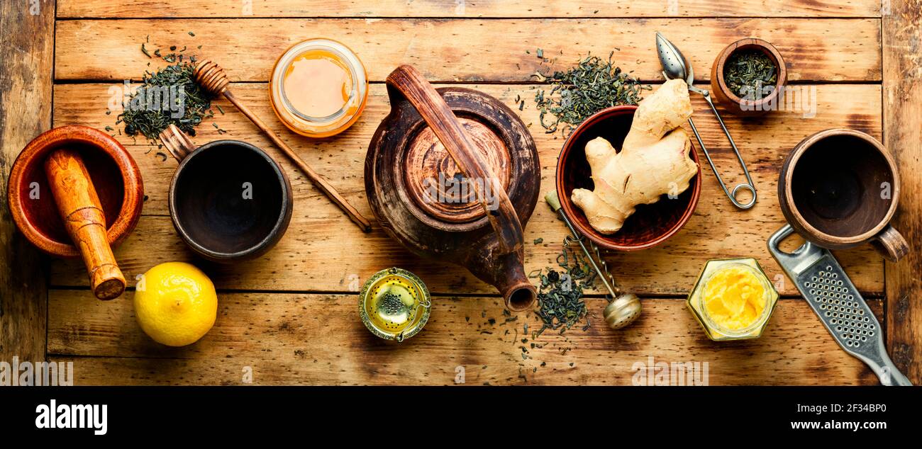 Teiera con tè a base di zenzero, miele e limone. Vitamina, tè curativo Foto Stock