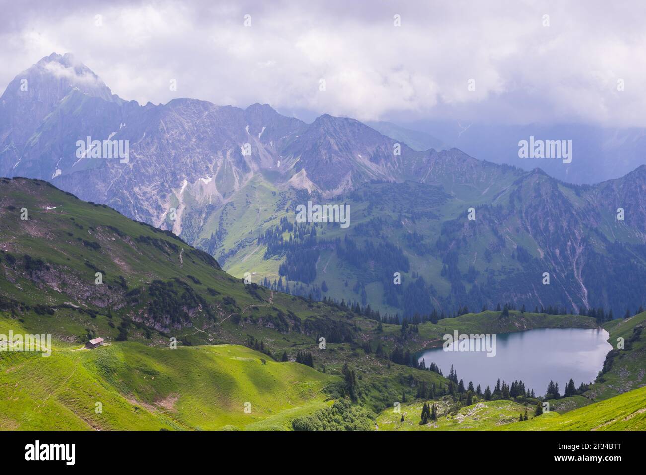 Geografia / viaggio, Germania, Baviera, panorama dal Zeigersattell (crinale di montagna) al Seealpsee (lago), dietro sinistra la H, libertà di Panorama Foto Stock