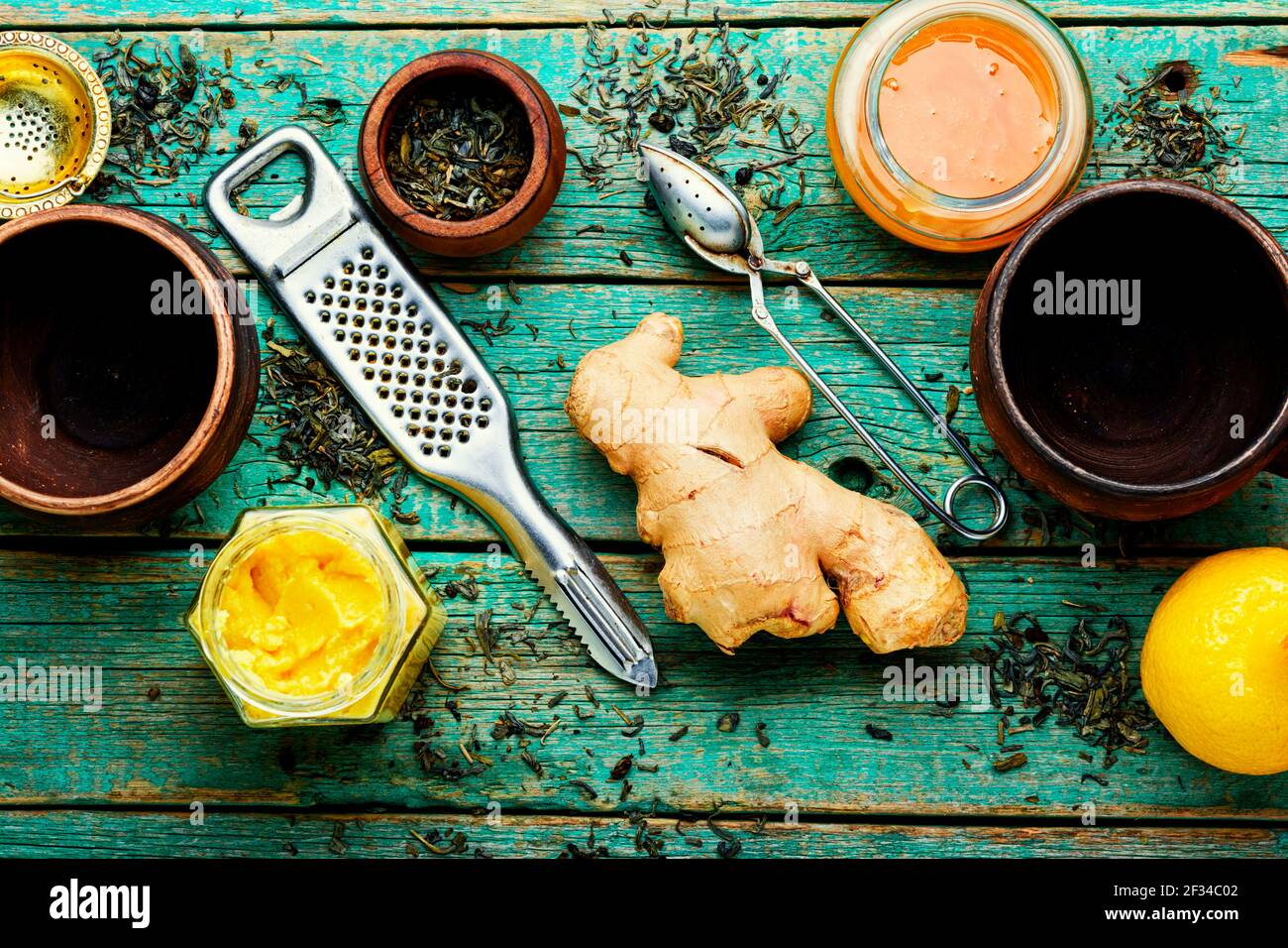 Teiera con tè a base di zenzero, miele e limone. Vitamina, tè curativo Foto Stock