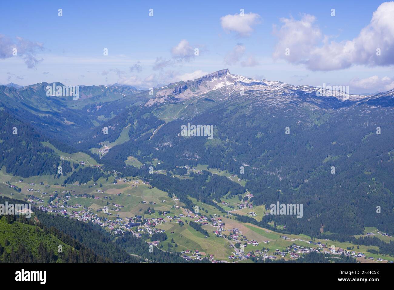 Geografia / viaggio, Austria, Vorarlberg, panorama dal Fellhorn (picco), 2038m, attraverso il piccolo Walsertal (Valle del Walser) a , libertà di Panorama Foto Stock