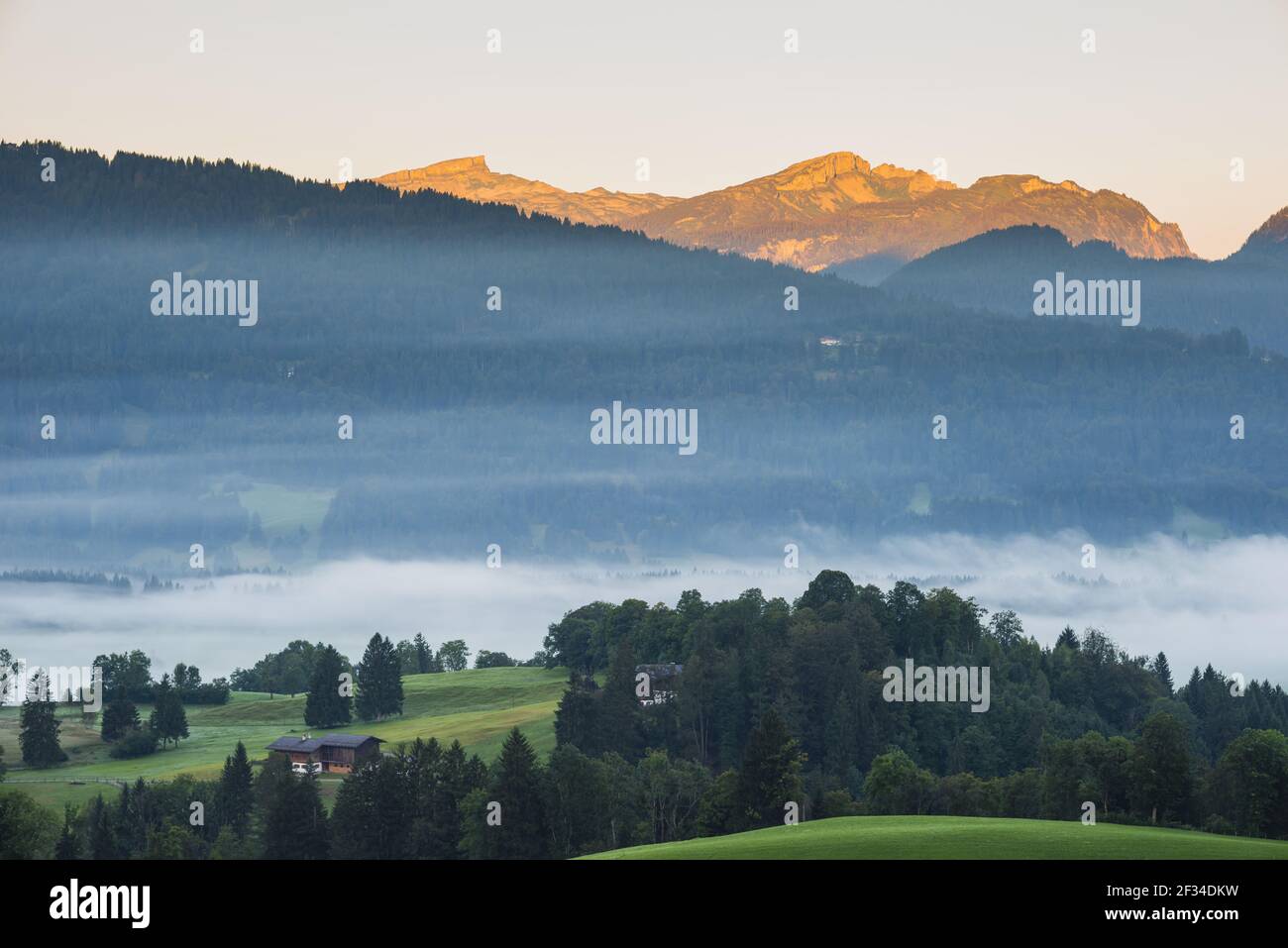 Geografia / viaggio, Austria, Vorarlberg, Stillachtal (Valle di Stillach) con nebbia di mattina presto, a Oberstdorf, alta Allgaeu, beh, Freedom-of-Panorama Foto Stock