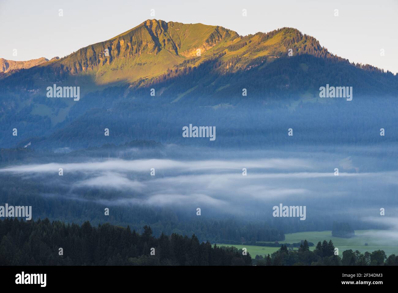 Geografia / viaggio, Germania, Baviera, Stillachtal (Valle di Stillach) con nebbia di mattina presto, a Oberstdorf, dietro di esso Soellerkopf, Freedom-of-Panorama Foto Stock