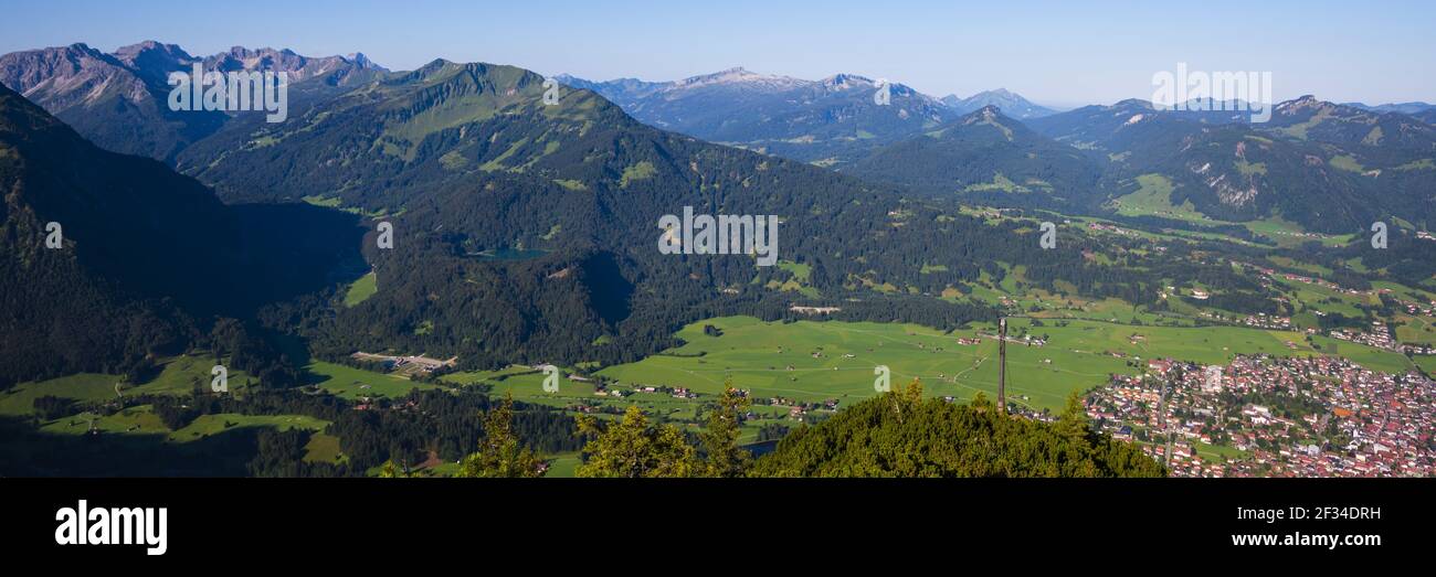 Geografia / viaggio, Austria, Vorarlberg, panorama dal Schattenberg (picco), 1692 m, al Fellhorn (picco), 2038 m, e Soeller, Freedom-of-Panorama Foto Stock