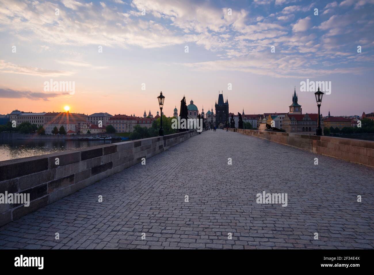 Geografia / viaggio, Czechia, Ponte Carlo con la torre del ponte della città vecchia, patrimonio dell'umanità dell'UNESCO, Praga, Czechia, libertà di panorama Foto Stock