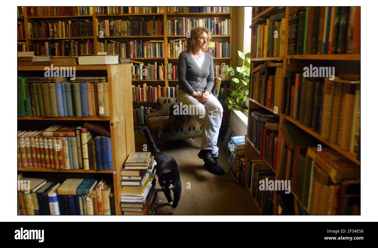 Il Festival del Libro di Hay inizia il 23/5/2003. Anne Brichto propooter di Addyman Books in Hay su Wyepic David Sandison 23/5/2003 Foto Stock