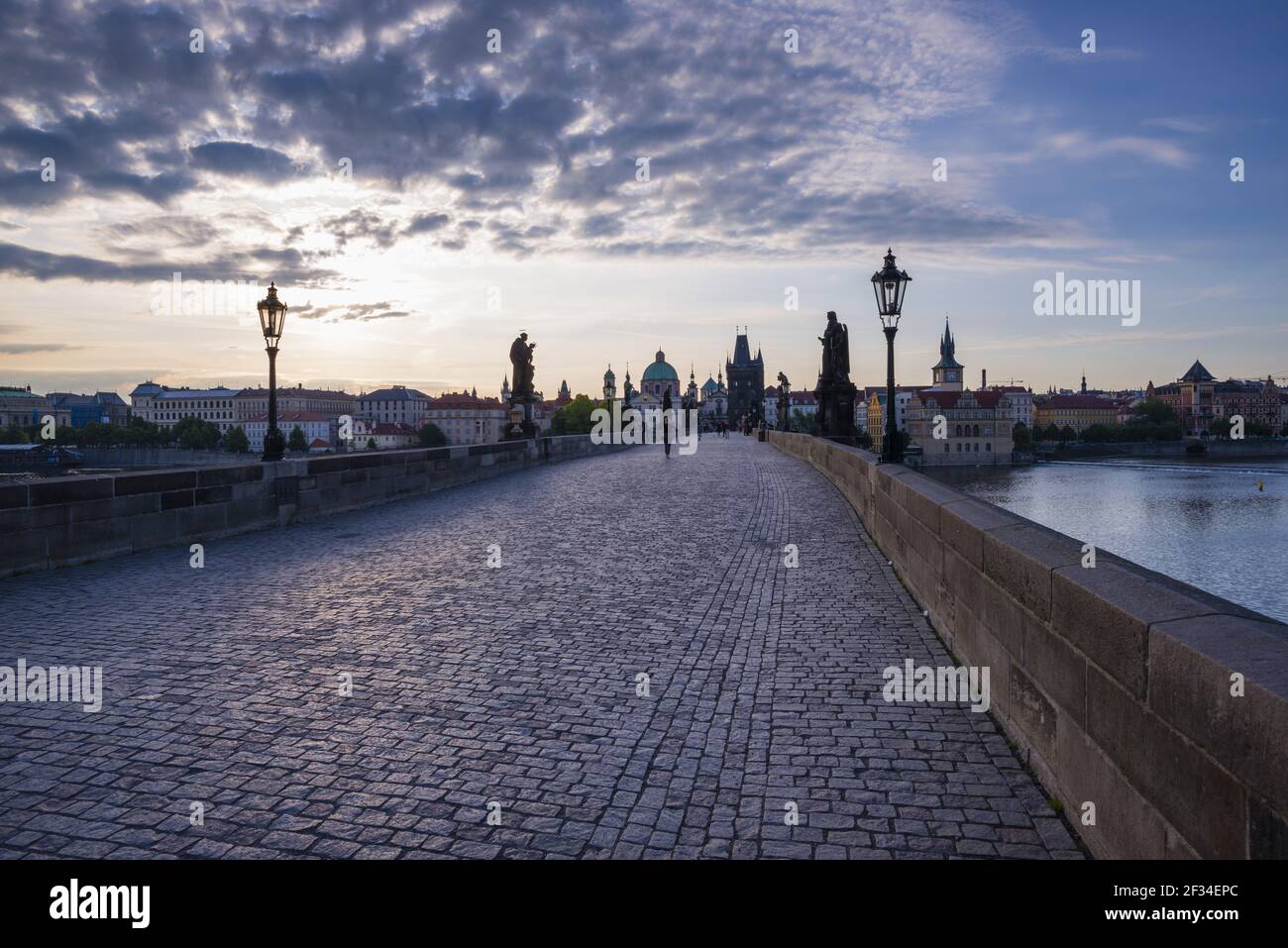 Geografia / viaggio, Czechia, Ponte Carlo con la torre del ponte della città vecchia, patrimonio dell'umanità dell'UNESCO, Praga, Czechia, libertà di panorama Foto Stock