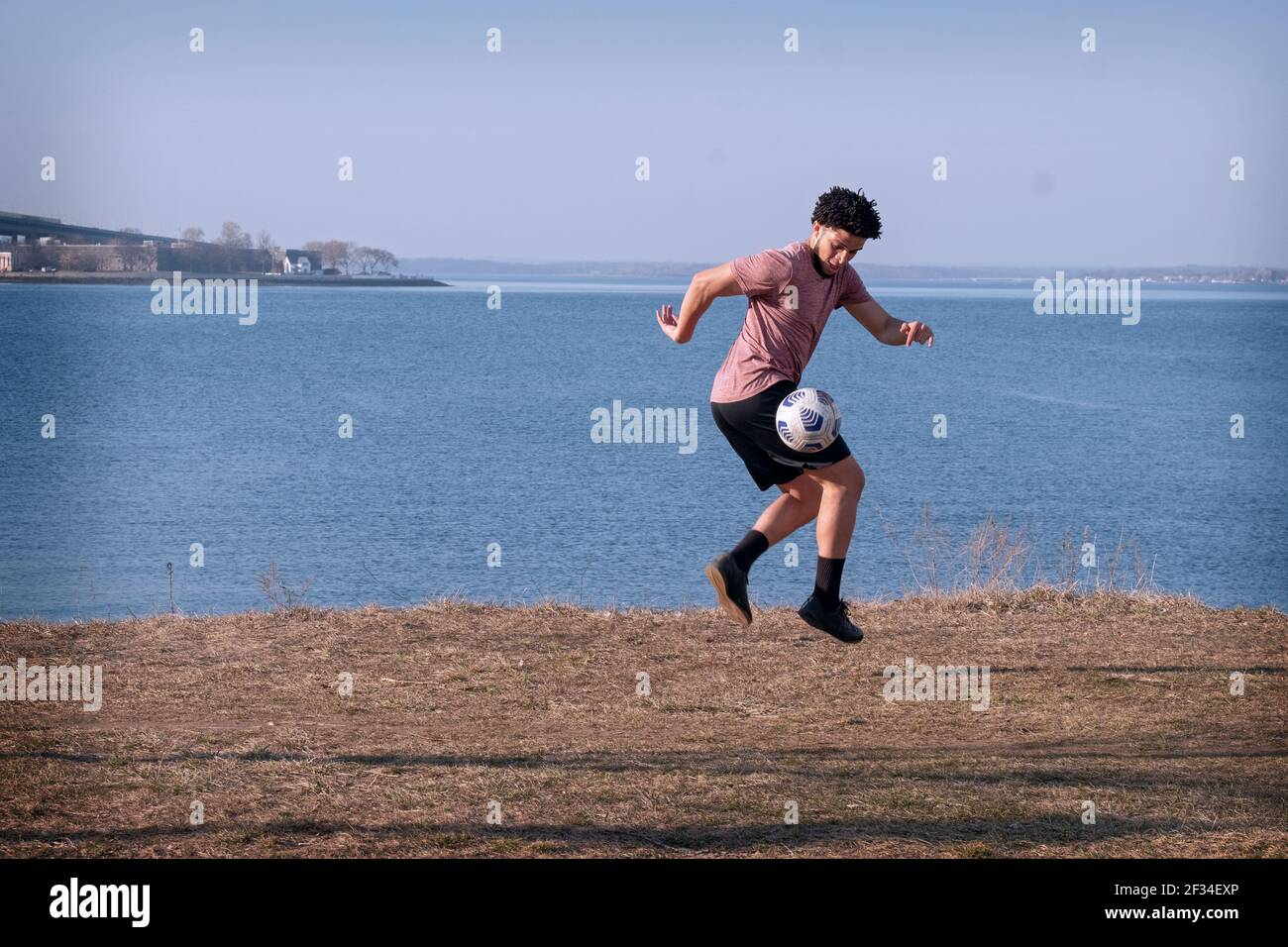 Una collegiata varietà di calcio gioca pratica in un punto panoramico in Little Bay Park, Whitestone, Queens, New York City. Foto Stock