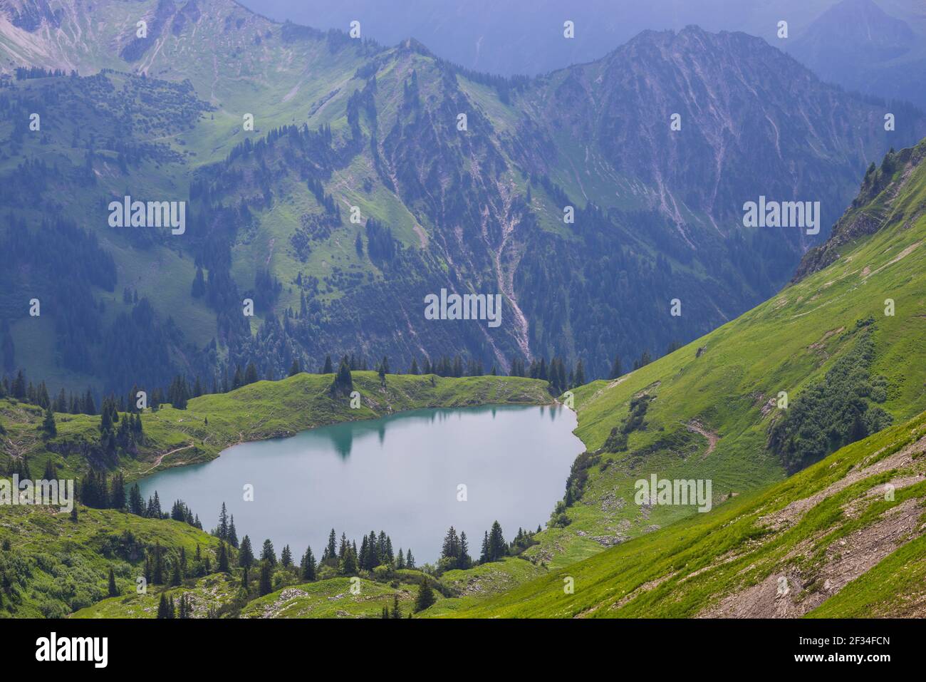 Geografia / viaggio, Germania, Baviera, panorama dal Zeigersattell (crinale di montagna) al Seealpsee (lago), Alpi Allgaeu, tutto, libertà di Panorama Foto Stock