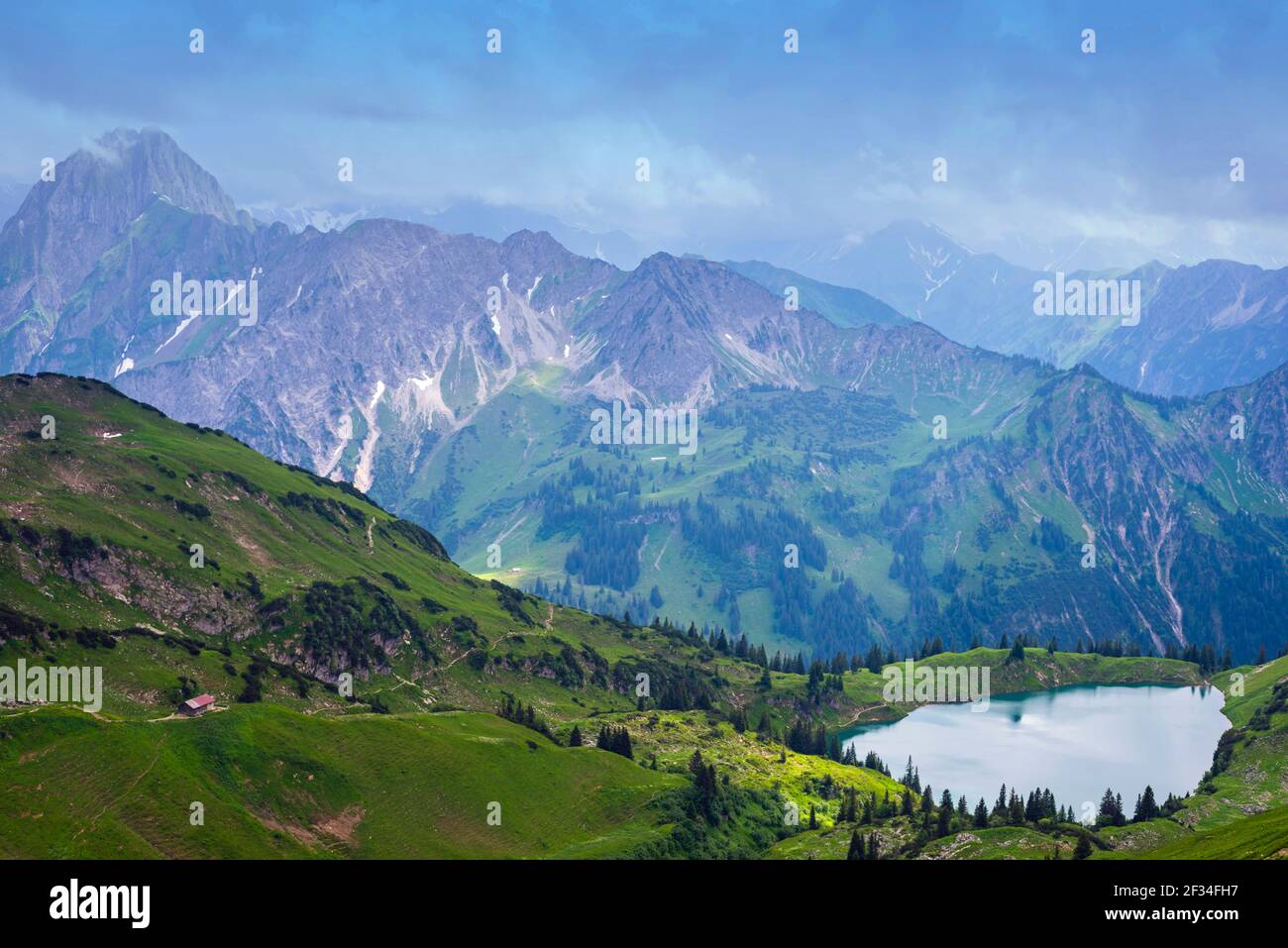 Geografia / viaggio, Germania, Baviera, panorama dal Zeigersattell (crinale di montagna) al Seealpsee (lago), dietro sinistra la H, libertà di Panorama Foto Stock