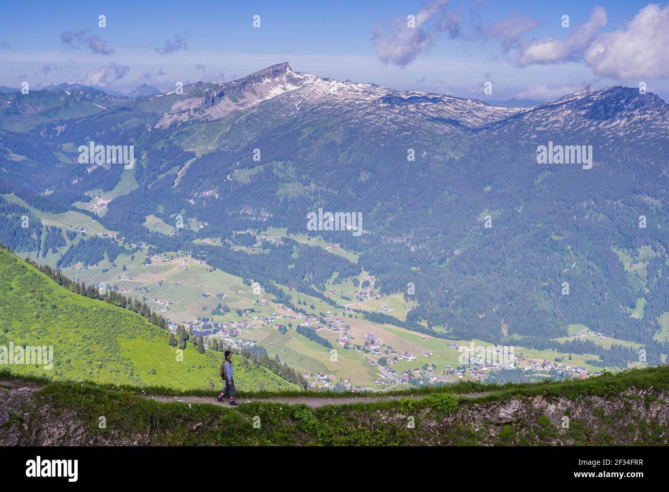 Geografia / viaggio, Austria, Vorarlberg, panorama dal Fellhorn (picco), 2038m, attraverso il piccolo Walsertal (Valle del Walser) a , libertà di Panorama Foto Stock