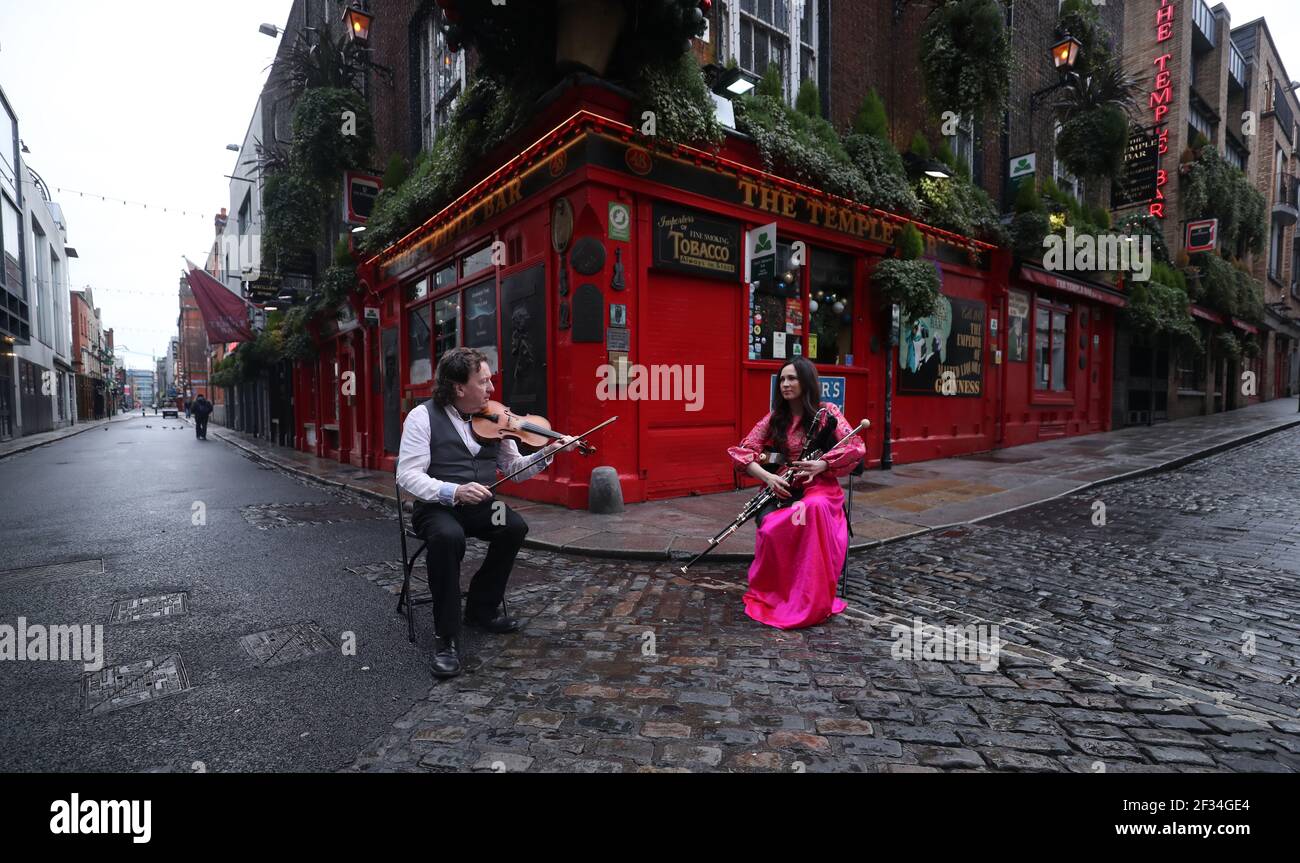 Il famoso fiddler Frankie Gavin e il piper Louise Mullahy eseguono un lamento che segna esattamente 1 anno dopo il giorno in cui la zona di Temple Bar di Dublino si è chiusa. Data immagine: Lunedì 15 marzo 2021. Foto Stock