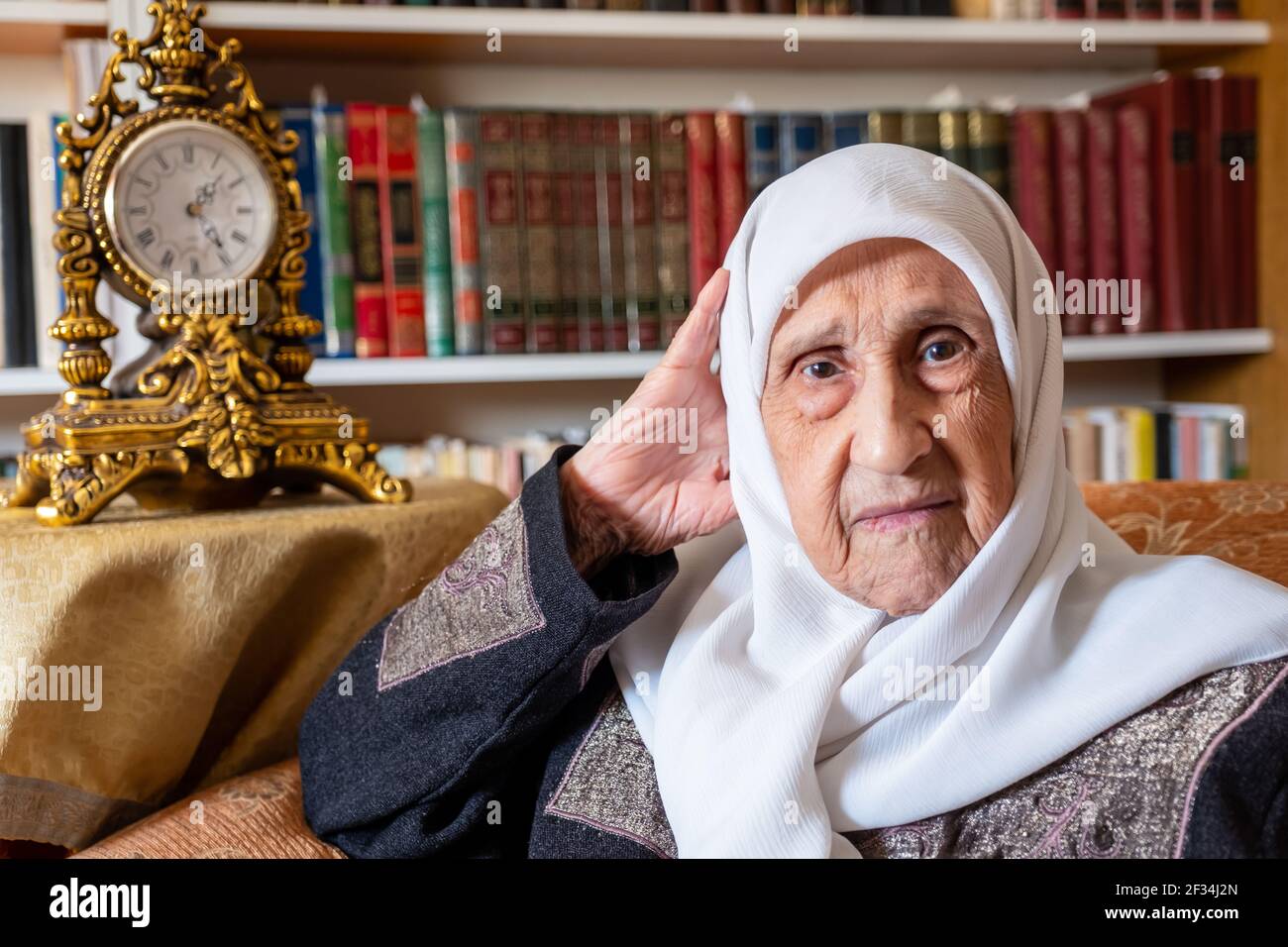 Vecchia donna musulmana araba che si sente felice Foto Stock