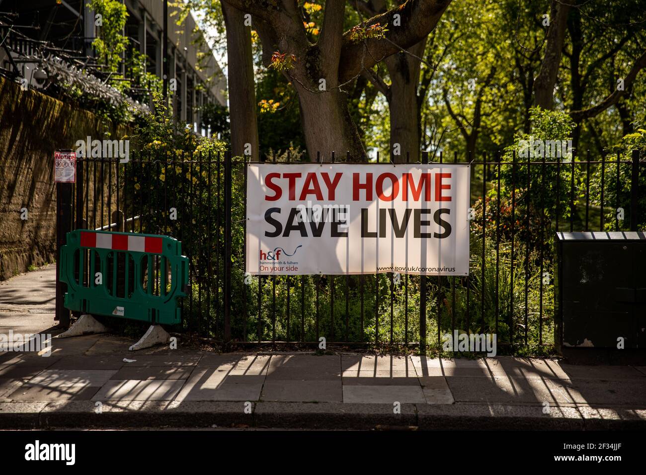 Un messaggio accanto al Craven Cottage di Fulham durante la pandemia di Covid 19. Foto Stock