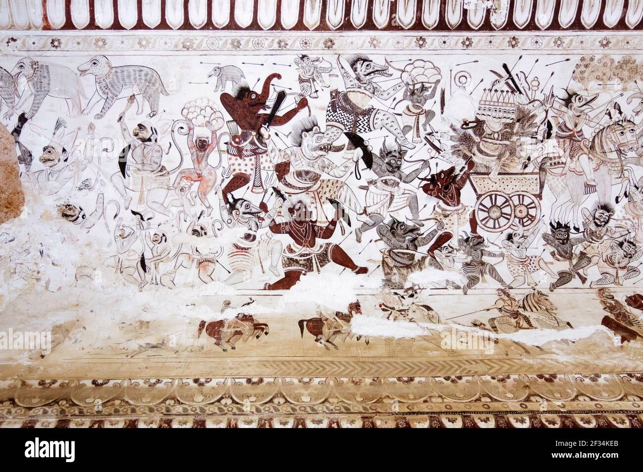 Orchha, Madhya Pradesh, India : dipinti murali raffiguranti una battaglia sul soffitto del tempio Lakshmi Narayan del XVII secolo. Foto Stock