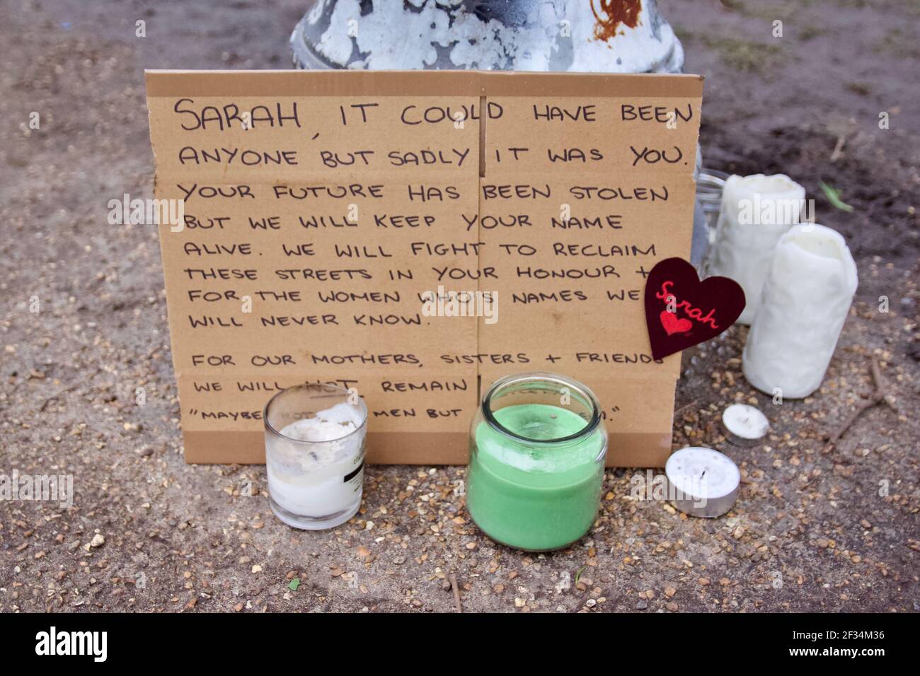Messaggi e candele messi in Clapham Common in omaggio a. Sarah Everard Foto Stock