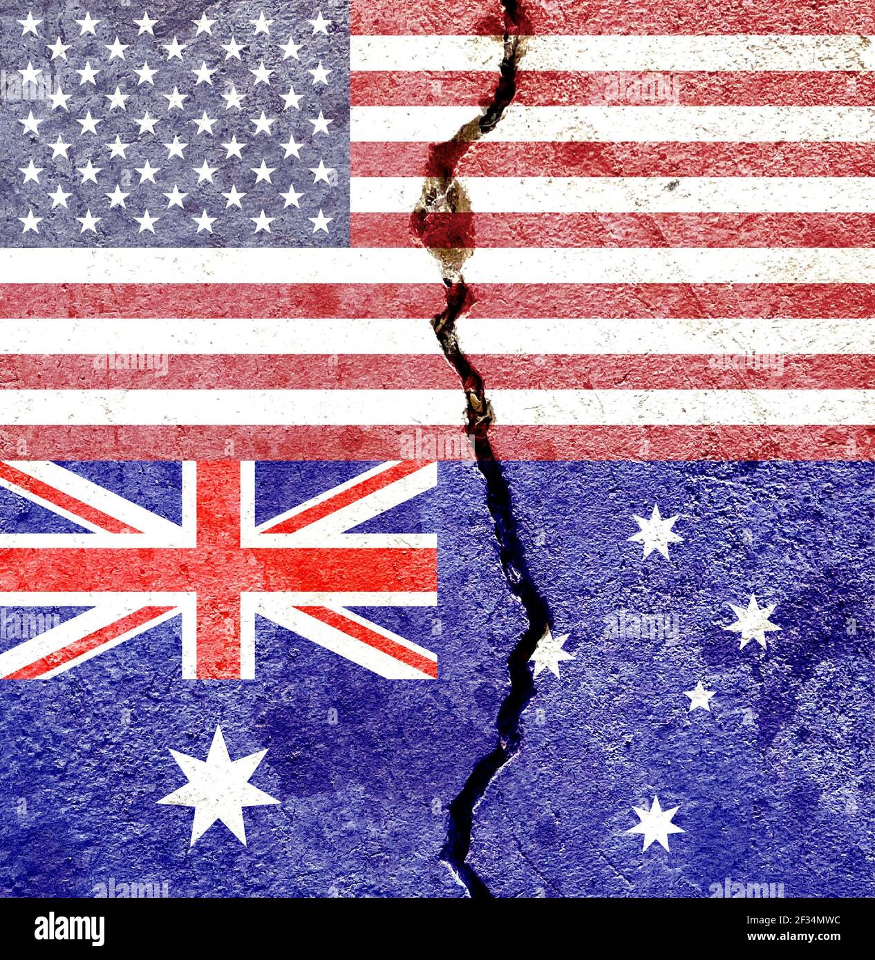 Una sovrapposizione delle bandiere americane e australiane su uno sfondo di parete fessurato dagli agenti atmosferici. Concetto USA contro Australia Foto Stock