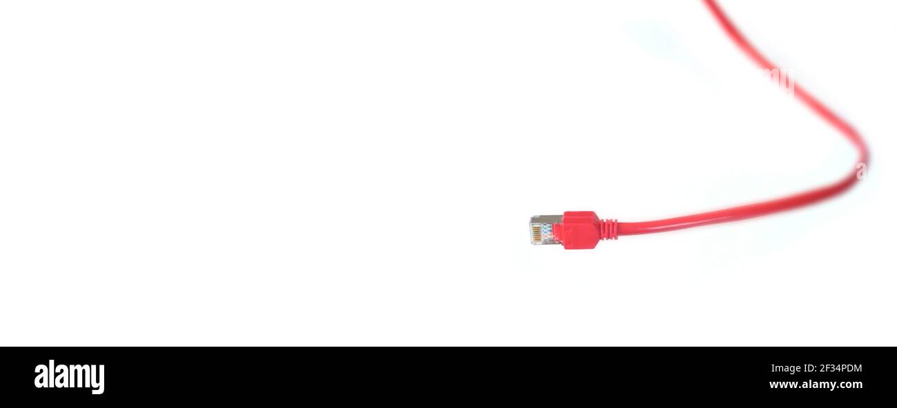 Connettore di rete rosso e cavo su sfondo bianco, connettività, online, concetto di rete, panoramica, ampio spazio di copia Foto Stock
