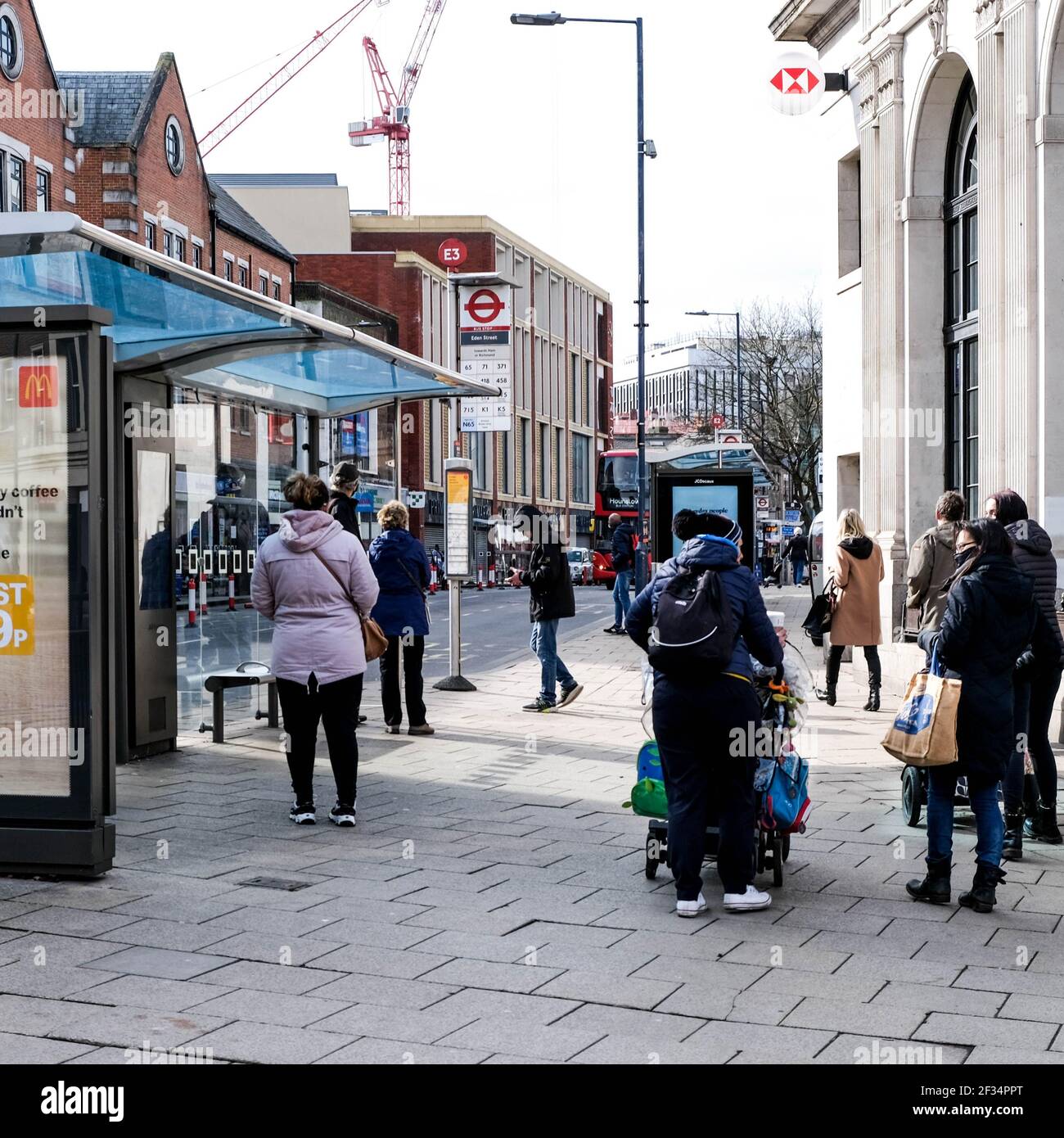 Londra UK, marzo 15 2021, Shoppers camminando lungo Empty High Street durante Coronavirus Covid-19 Pandemic Foto Stock