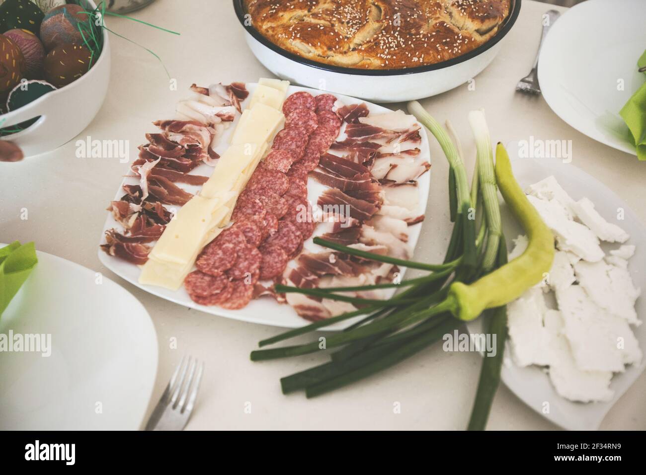 Piatti tradizionali serviti a tavola, giorno di Pasqua ortodosso orientale a casa. Foto Stock