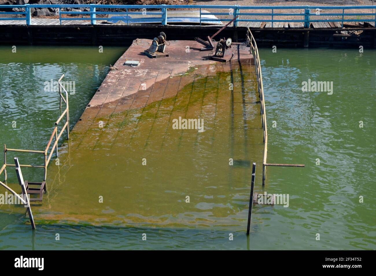 Molo. Pier distrutto sul fiume Tiete in una città interna di Sao Paulo, Brasile, Sud America, fiume Tiete visto da una nave turistica Foto Stock