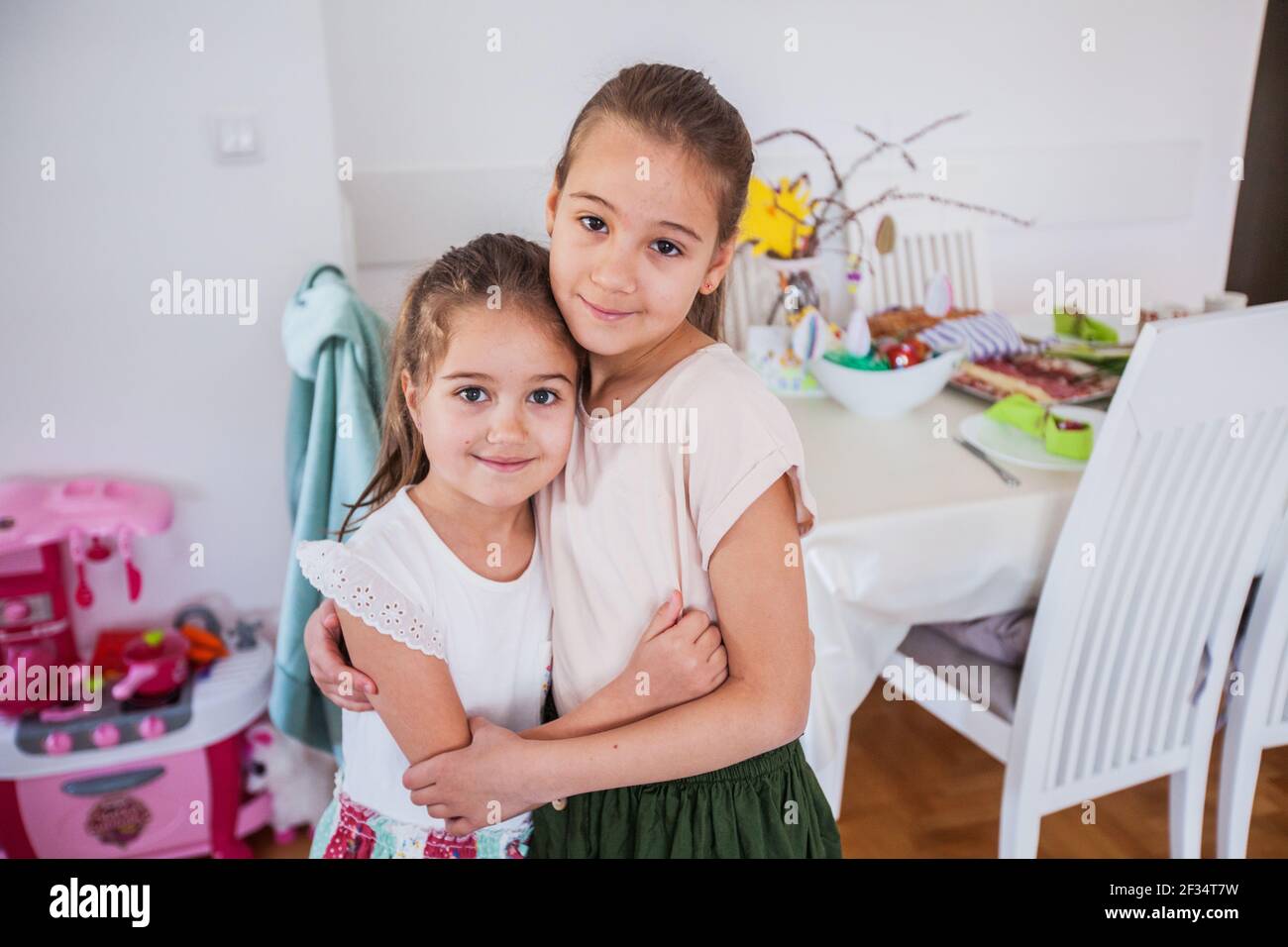 Ritratto di due adorabili bambine a casa, giorno di Pasqua Foto Stock
