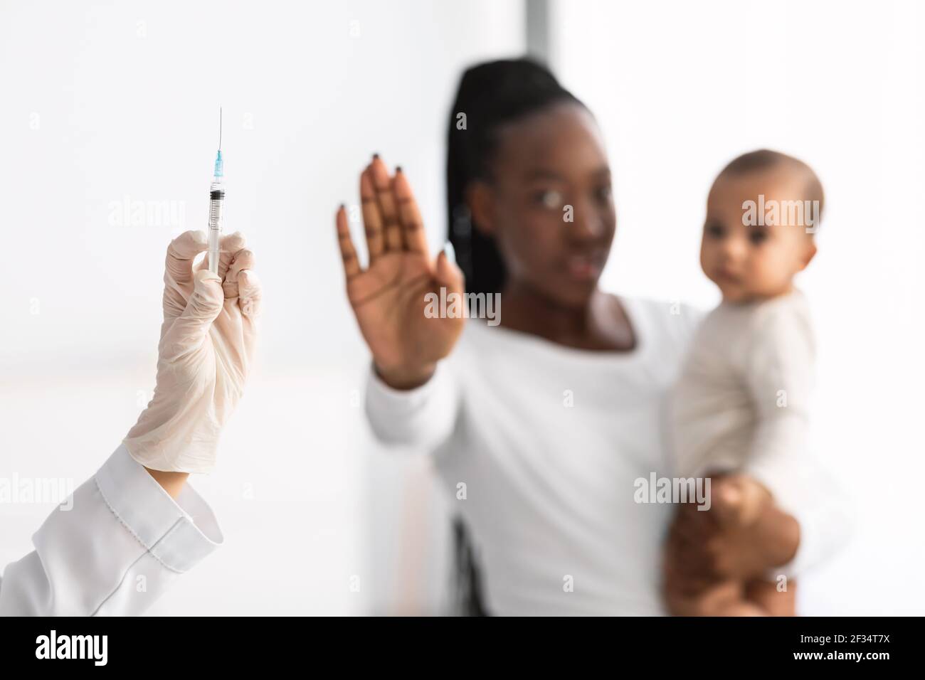 Temuto giovane afroamericano che mostra il gesto di stop alla siringa Foto Stock