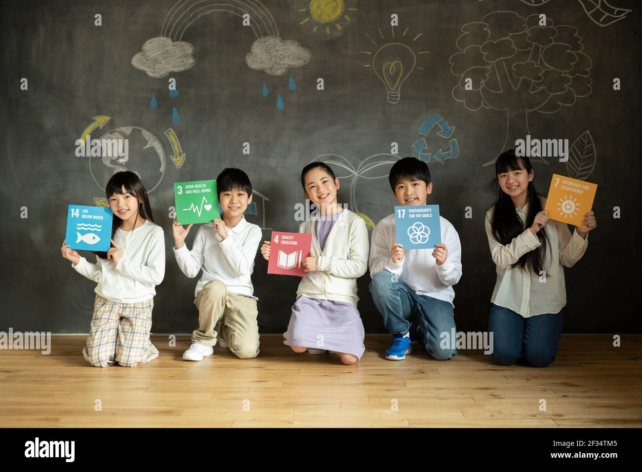 Bambini che hanno icone di SDG Foto Stock