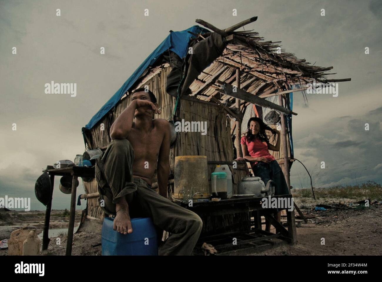 Una coppia di miniere d'oro che trascorre del tempo libero nella loro cucina nella piccola area di estrazione dell'oro a Hampalit, Katingan, Kalimantan centrale, Indonesia. Il settore delle miniere d'oro artigianali e su piccola scala impiega 15 milioni di persone, in genere in aree rurali remote in 70 paesi e spesso in aree in cui le opportunità economiche sono limitate, secondo un rapporto del 2020 pubblicato dalla Convenzione di Minamata sul mercurio. "Il settore coinvolge da 4 a 5 milioni di donne e bambini", afferma la relazione. Foto Stock