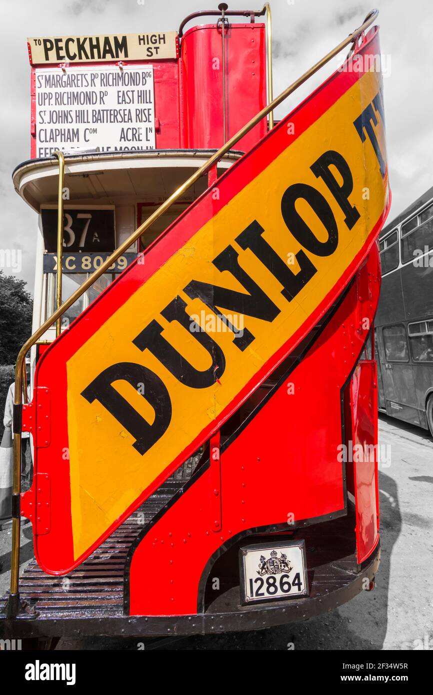 Dunlop sul retro di un autobus d'epoca aperto sul tetto di tipo AEC K nell'Open Day, evento Imberbus a Imber, Salisbury Plain, Wiltshire UK ad agosto Foto Stock