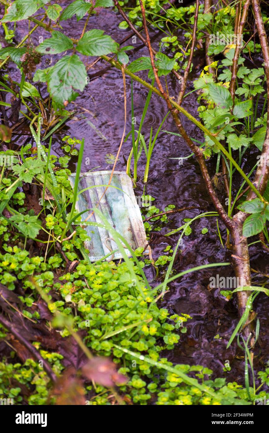 Ardara, Contea di Donegal, Irlanda. 15 marzo 2021. Facemask scartato visto in una passeggiata intorno al villaggio. L'eredità di Covid-19, coronavirus, non è solo circa la perdita della vita ma ha avuto un effetto immenso sull'ambiente in termini di figliata. Le maschere sono essenziali per la gente che entra nei negozi per esempio. Credit: Richard Wayman/Alamy Live News Foto Stock