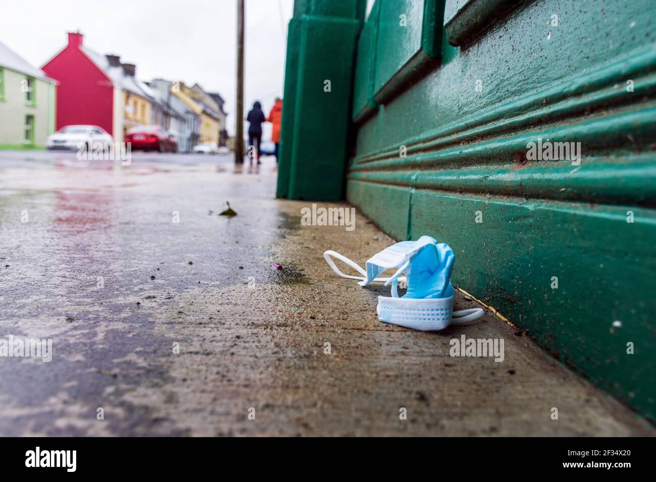 Ardara, Contea di Donegal, Irlanda. 15 marzo 2021. Facemask scartato visto in una passeggiata intorno al villaggio. L'eredità di Covid-19, coronavirus, non è solo circa la perdita della vita ma ha avuto un effetto immenso sull'ambiente in termini di figliata. Le maschere sono essenziali per la gente che entra nei negozi per esempio. Credit: Richard Wayman/Alamy Live News Foto Stock