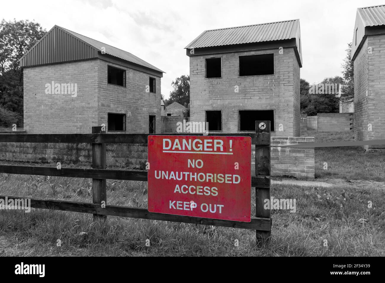 Imber giorno aperto per i visitatori di vedere il villaggio fantasma desertato su Salisbury Plain, Wiltshire UK in agosto - segnale di pericolo Foto Stock