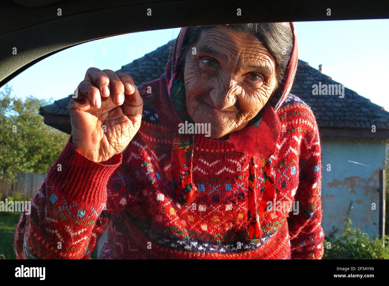 Sibiu, Romania: Donna romana che mendica alla finestra dell'auto Foto Stock