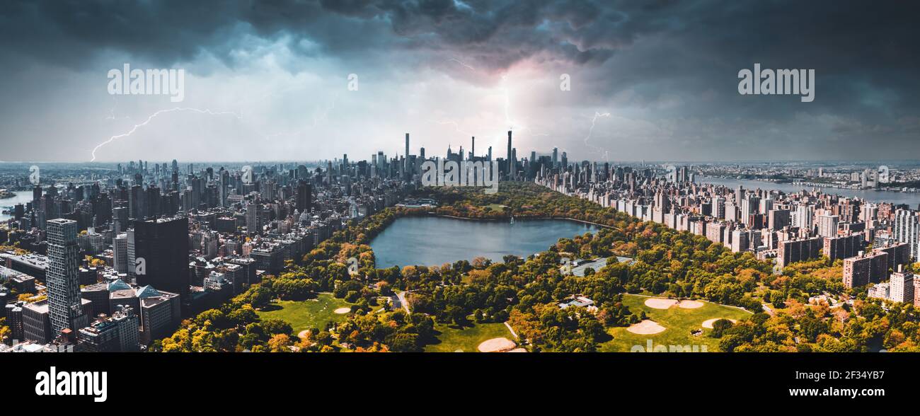 Vista aerea di Central Park a Manhattan, New York durante una tempesta pesante, un fulmine. Foto Stock