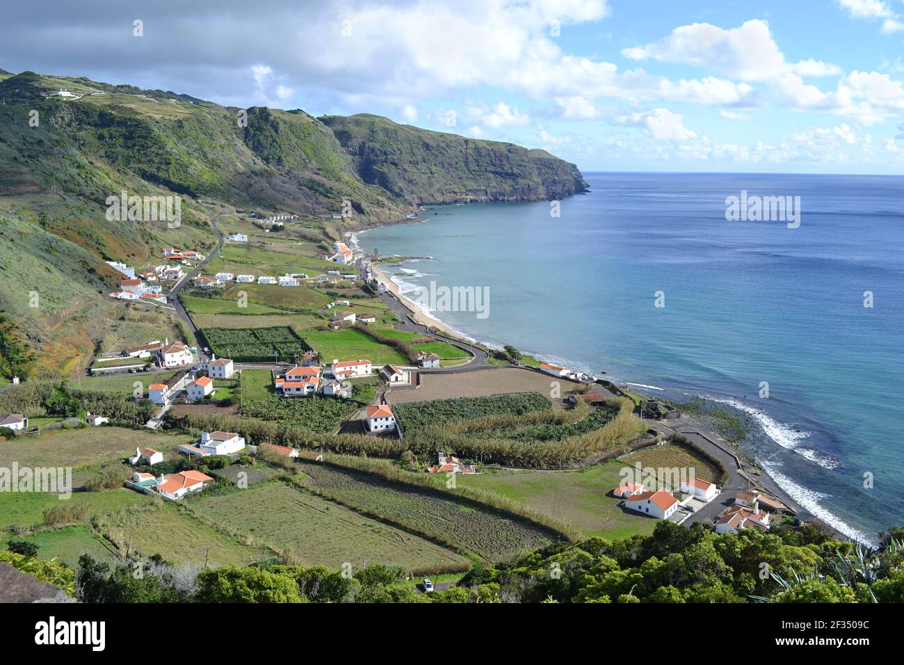 Isola di Santa Maria, villaggio di Praia Formosa, costa rocciosa, spiaggia di sabbia bianca, Azzorre Foto Stock