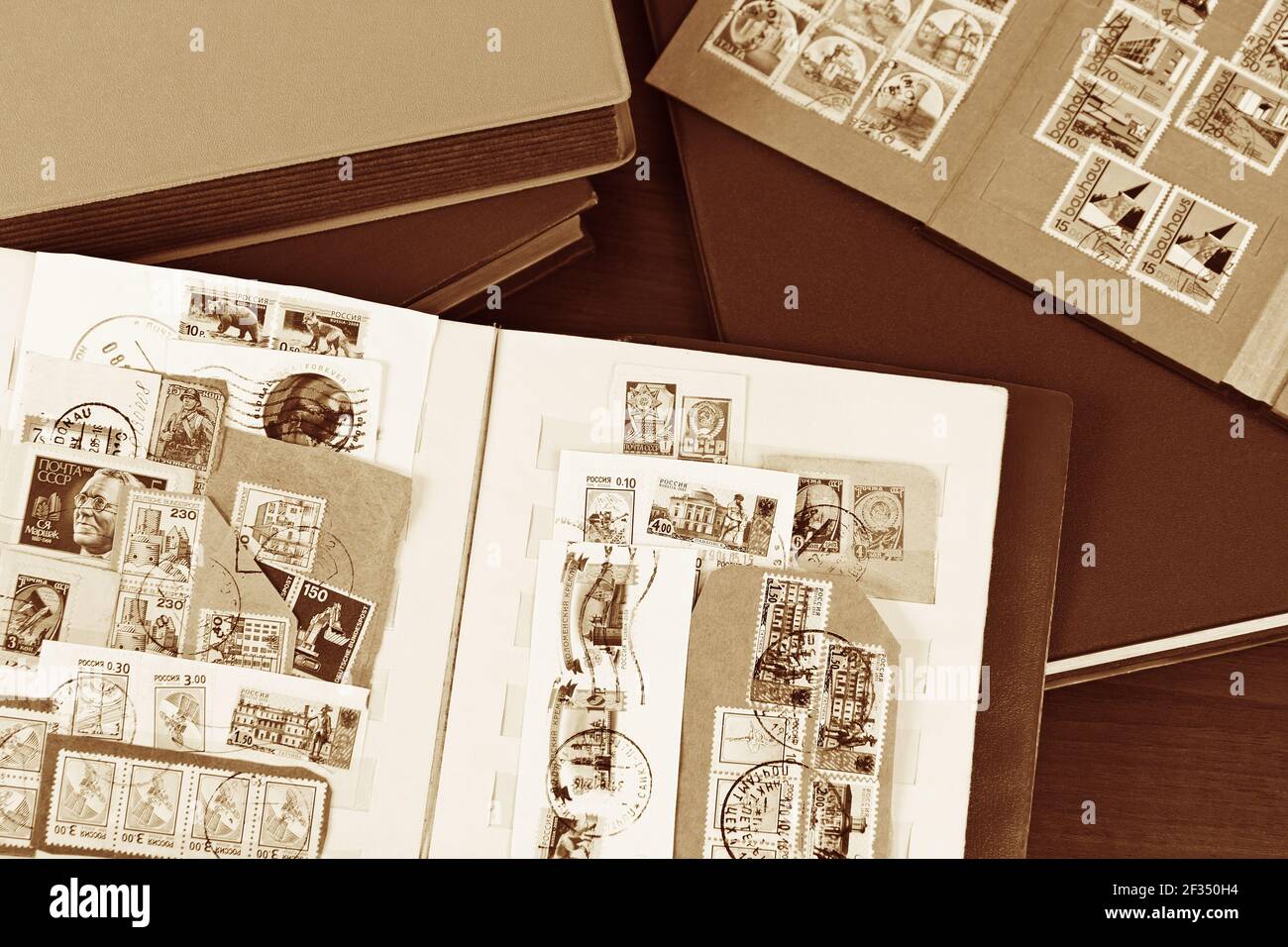I francobolli sono tagliati fuori dall'imballaggio postale messo nel libro dei francobolli, closeup Foto Stock