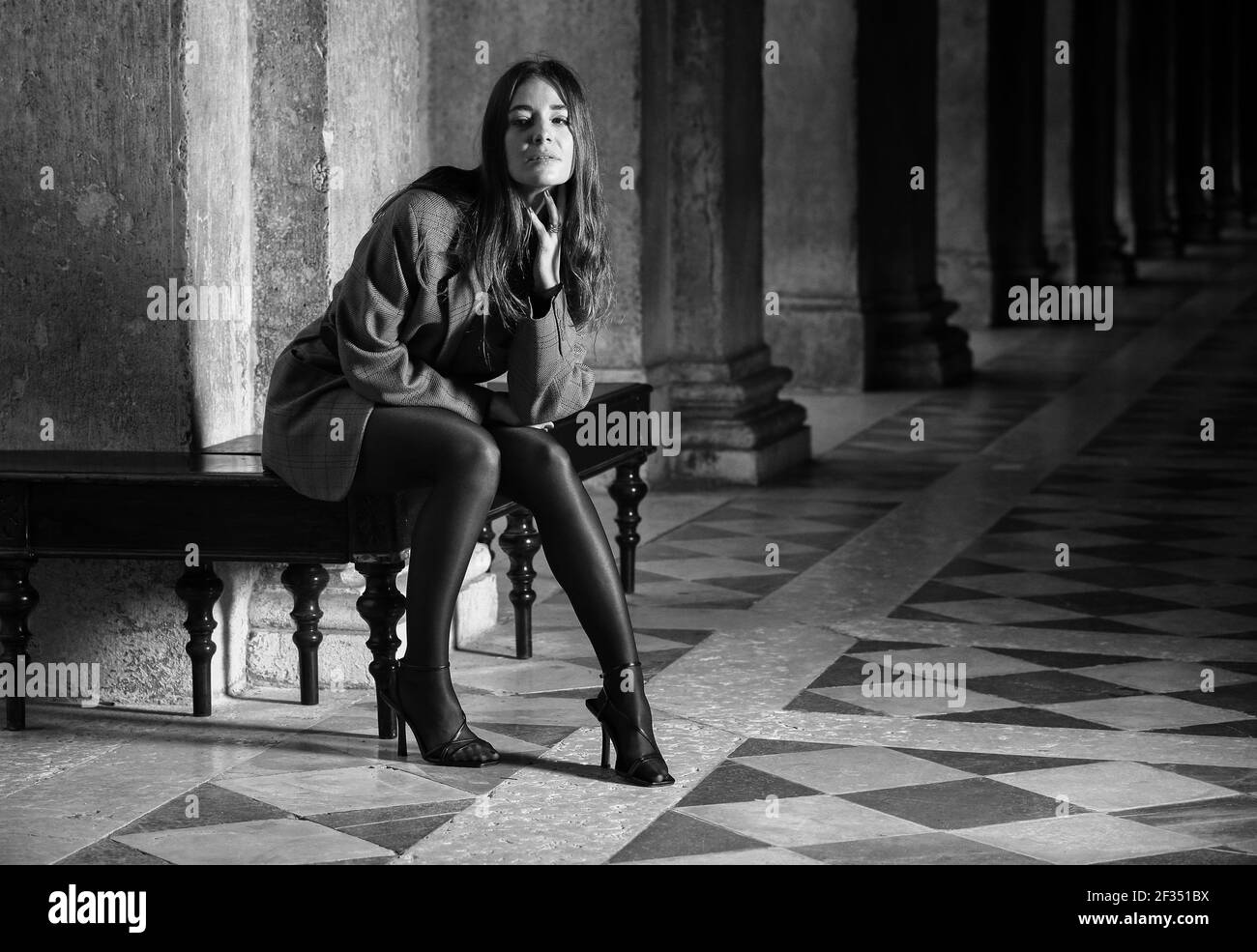 Una ragazza indossa un paio di collant nero Foto Stock