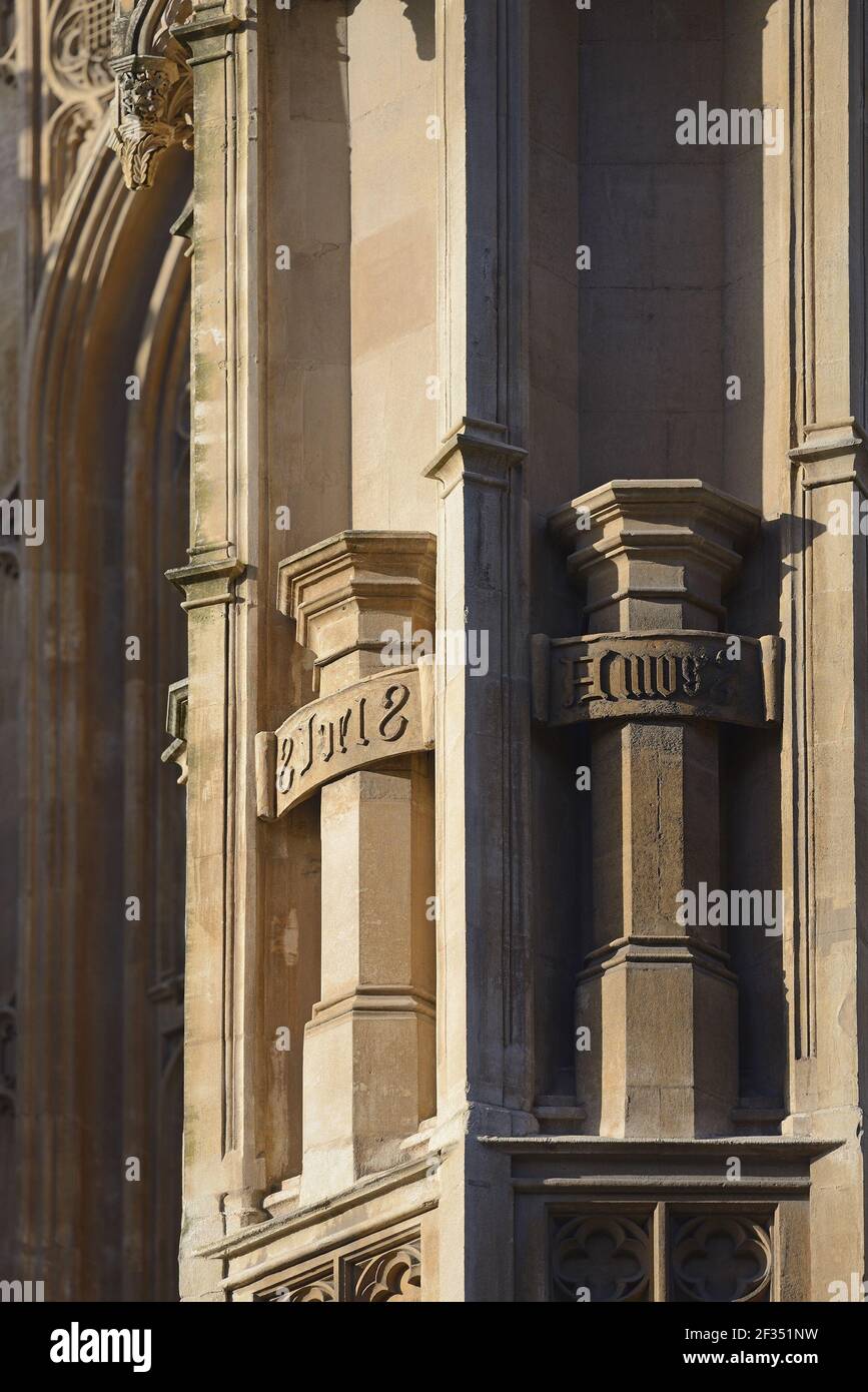 Londra, Inghilterra, Regno Unito. Abbazia di Westminster: Dettaglio dell'esterno della Cappella di Enrico VII. Plinti vuoti originariamente abitati da statue, che nel 1700 Foto Stock