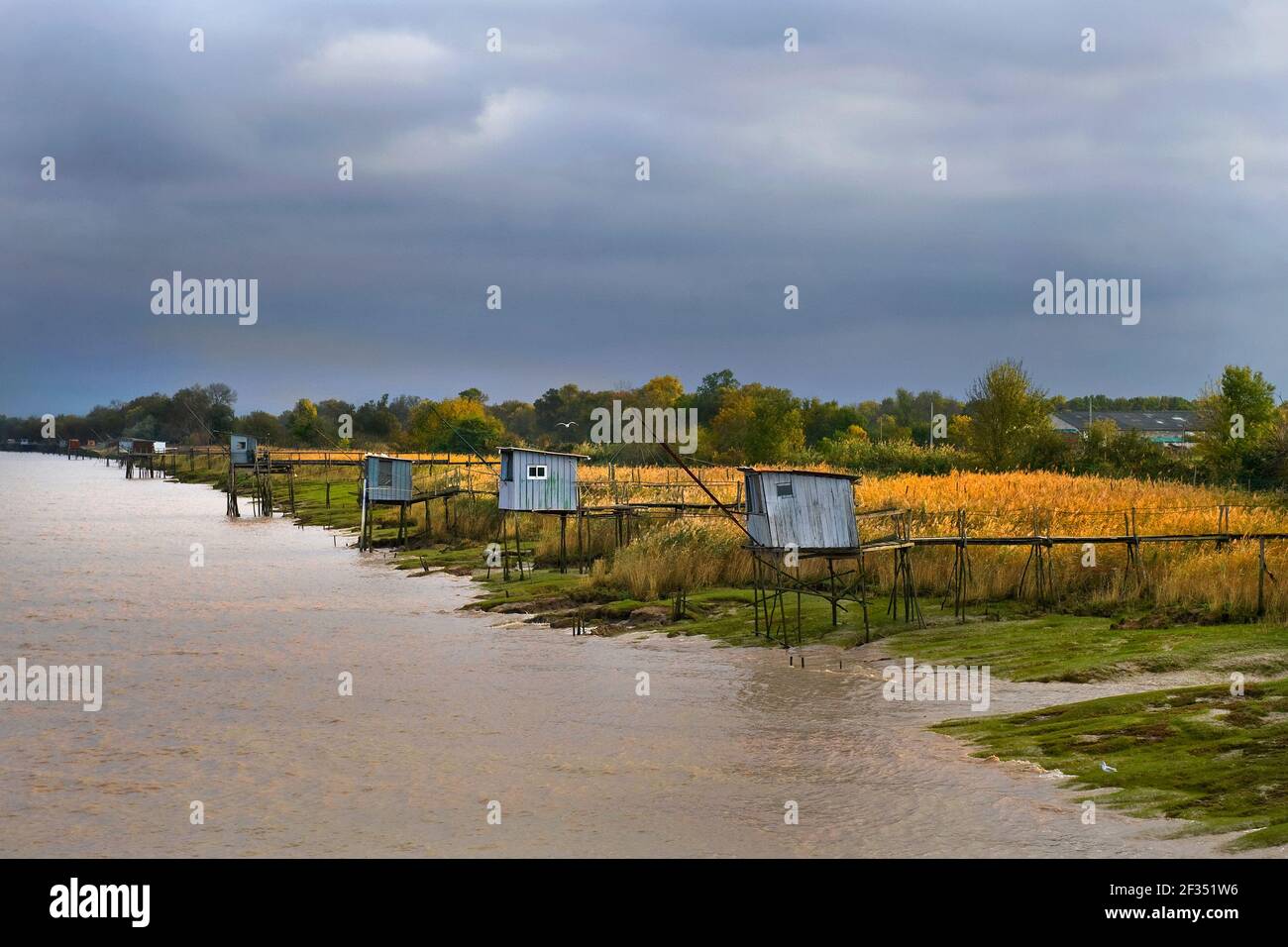 Capanne da pesca all'estuario della Gironda, Francia Foto Stock