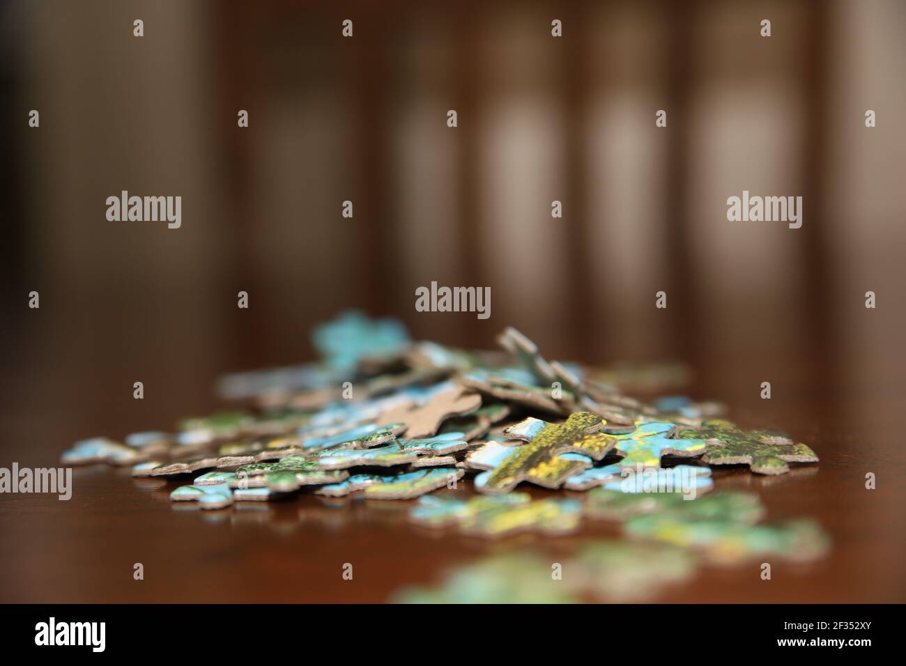 Il mucchio di pezzi di puzzle su un tavolo Foto stock - Alamy