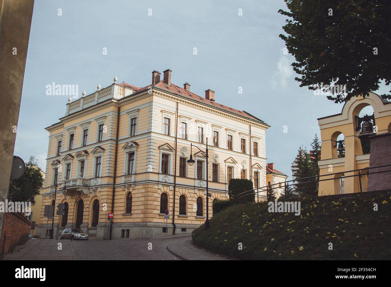 Bellissimo palazzo nella città vecchia di Przemysl in autunno soleggiato giorno Foto Stock
