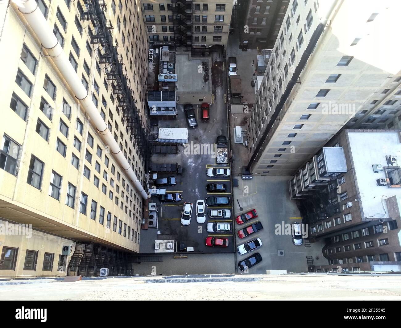 Vista mozzafiato che si affaccia sul tetto di un alto edificio di appartamenti fino al cortile come vicolo. Foto Stock