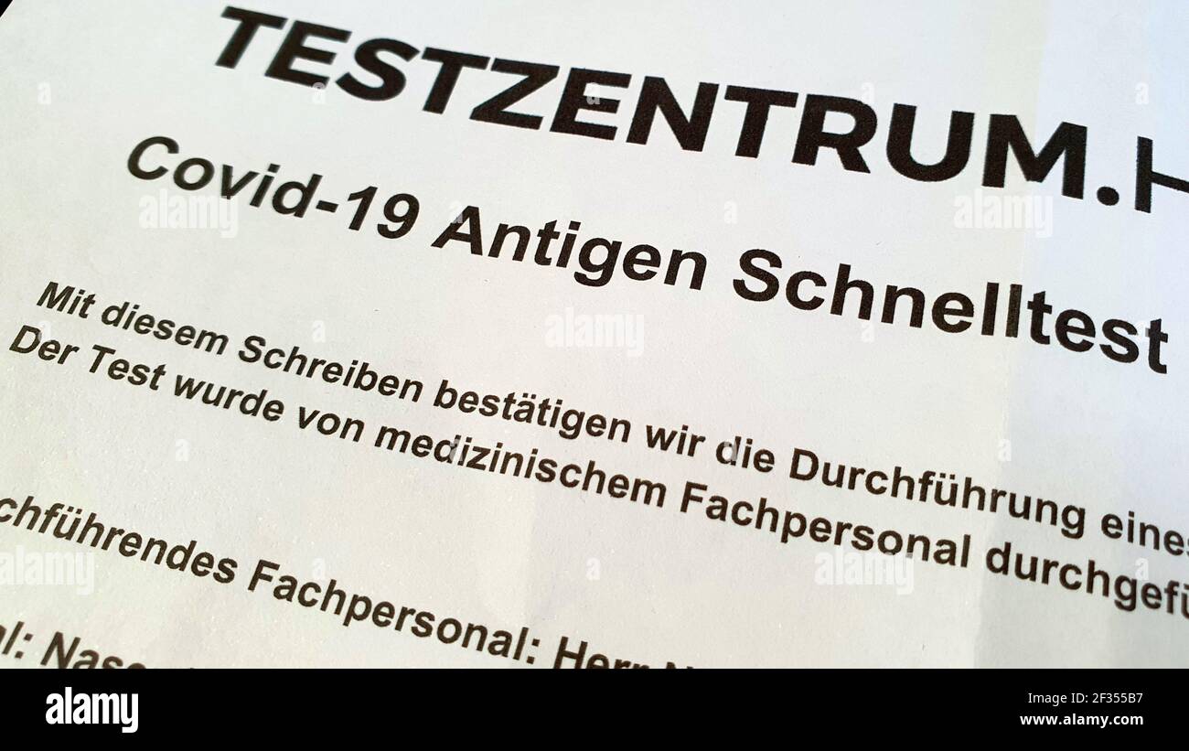 Risultato del test con `Testcenter` tedesco seguito da `Covid-19 Antigen Rapid Test - con questa lettera confermiamo l'esecuzione del test... by personale medico" Foto Stock