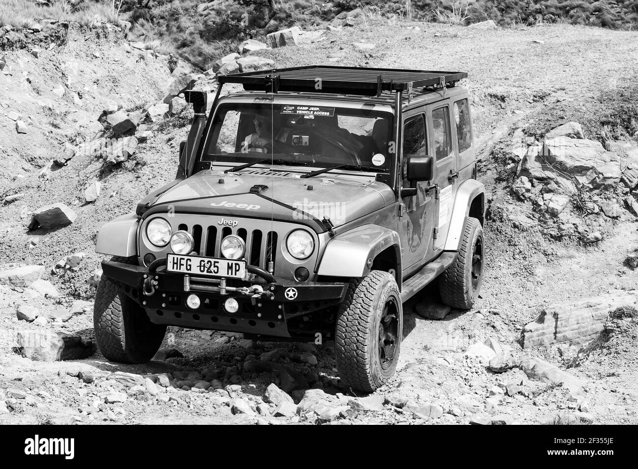 HARRISMITH, SUDAFRICA - 13 marzo 2021: Harrismith, Sudafrica - 02 2015 ottobre: Addestramento del driver del percorso del Monte 4x4 al Camp Jeep nel Drakensberg Foto Stock