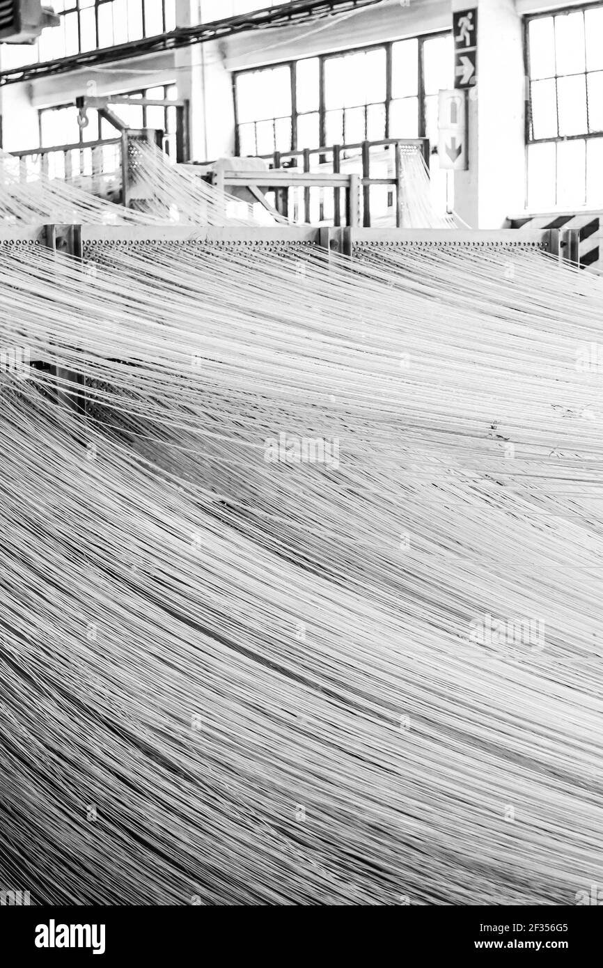 JOHANNESBURG, SUD AFRICA - Mar 13, 2021: Johannesburg, Sud Africa - Ottobre 16, 2012: Linee di filo di cotone per un telaio della linea di assemblaggio della trama del copwinder Foto Stock