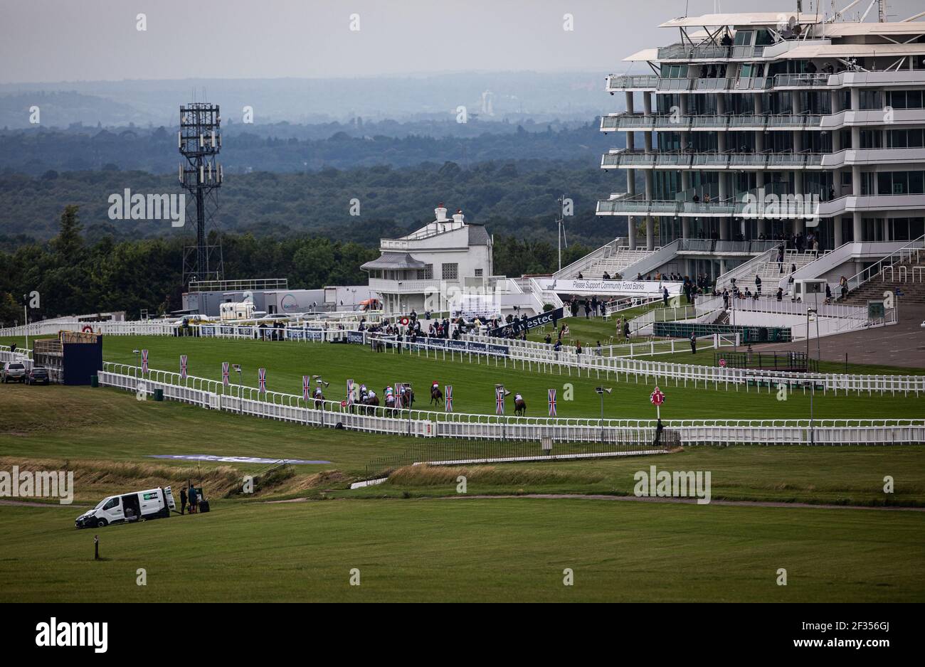 Vista generale della tribuna vuota durante la gara Investec handicap all'ippodromo di Epsom Foto Stock