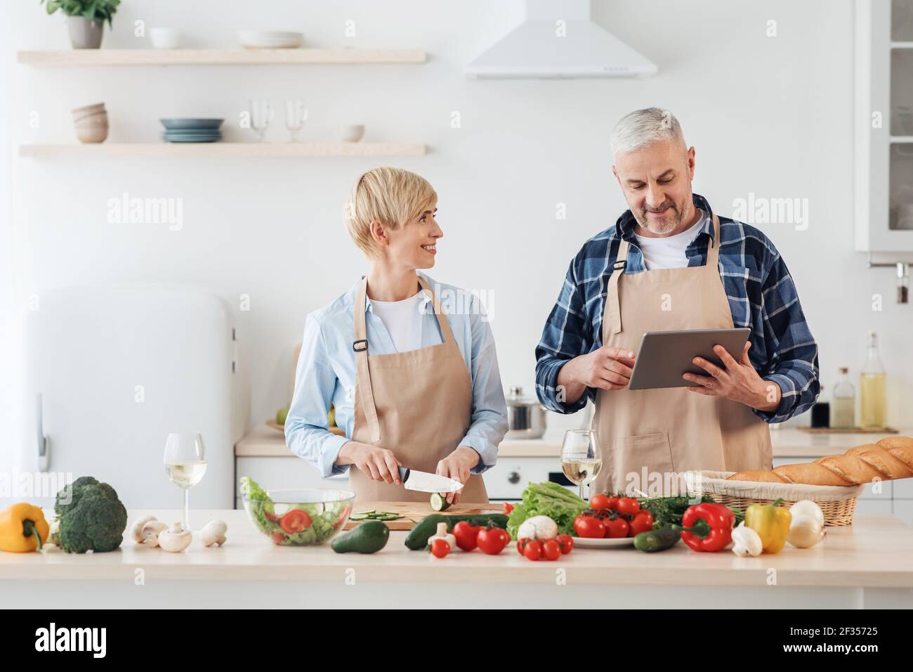 Piatti fatti in casa e cena di festa per la famiglia a casa insieme Foto Stock