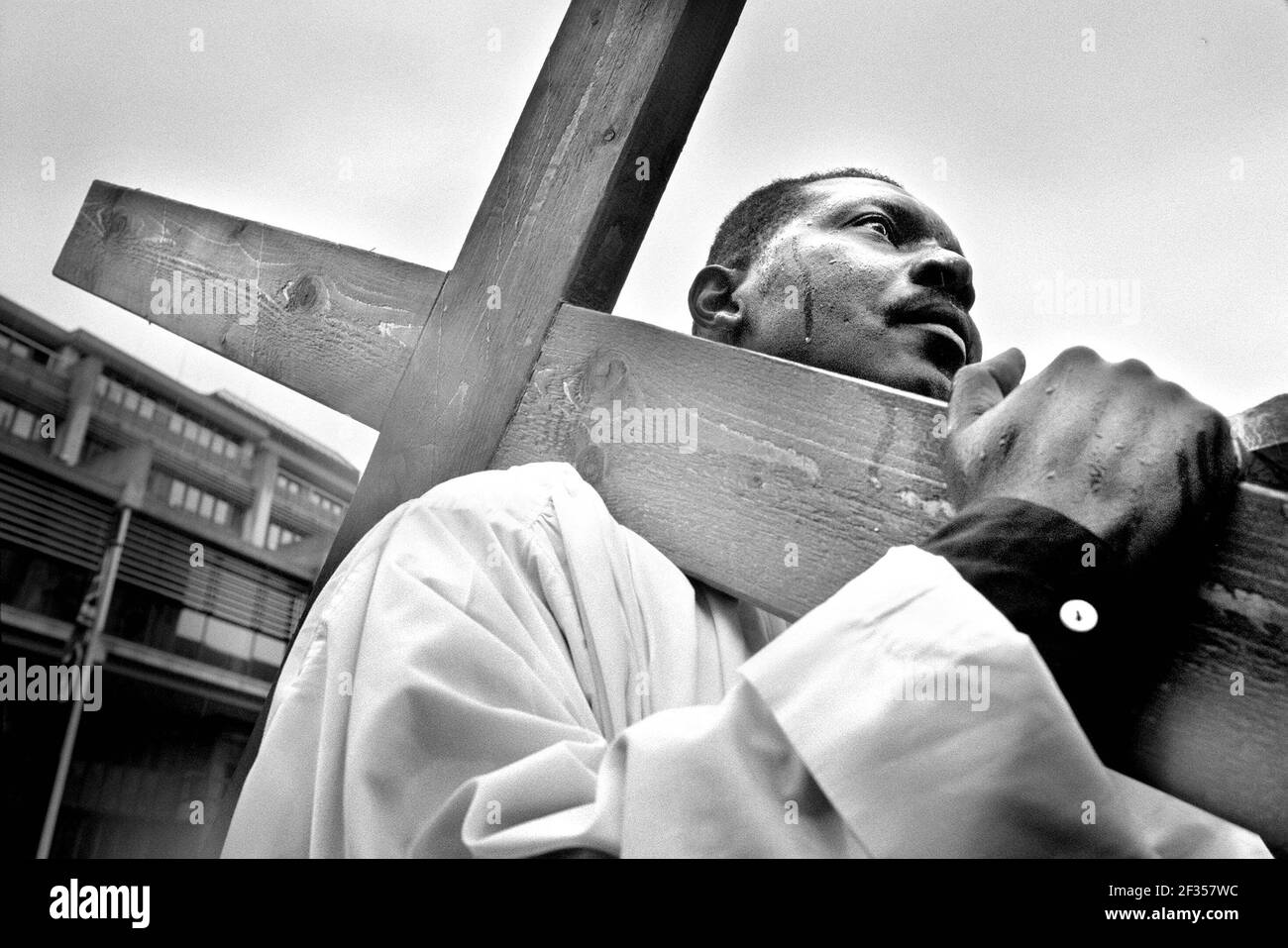 Raphael Mpanzu Asylum Seeker aprile 1998rifugiato da Ziare porta un Croce di legno il Venerdì Santo dalla Sala Metodista Centrale Alla Cattedrale di Westminster e all'Abbazia Foto Stock