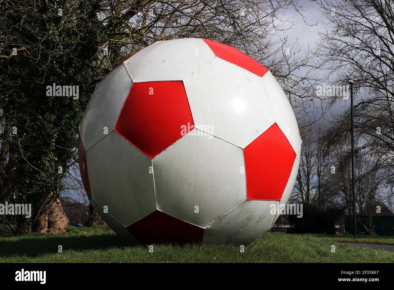 Giant Football al di fuori del Crawley Town Football Club Foto Stock