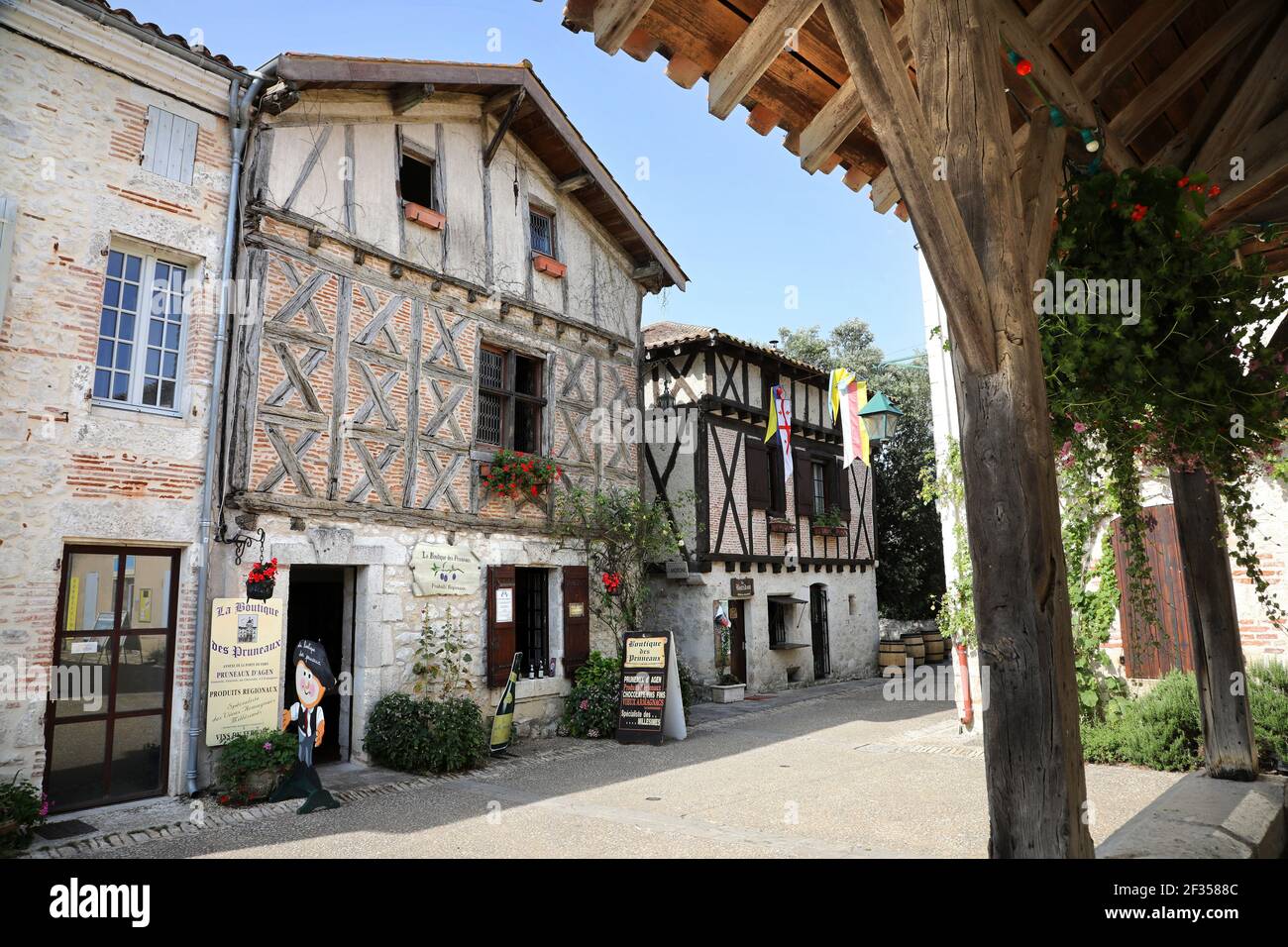 Pujols (Francia sud-occidentale): Case a graticcio nella città medievale ha concesso l'etichetta "Plus beaux Villages de France" (uno dei più belli Foto Stock